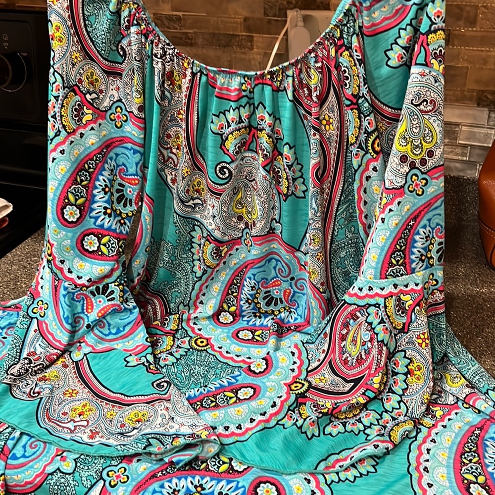 Green and pattern cute dress or coverup! Cute bellsleeves!